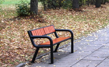 ławka parkowa drewniana w parku