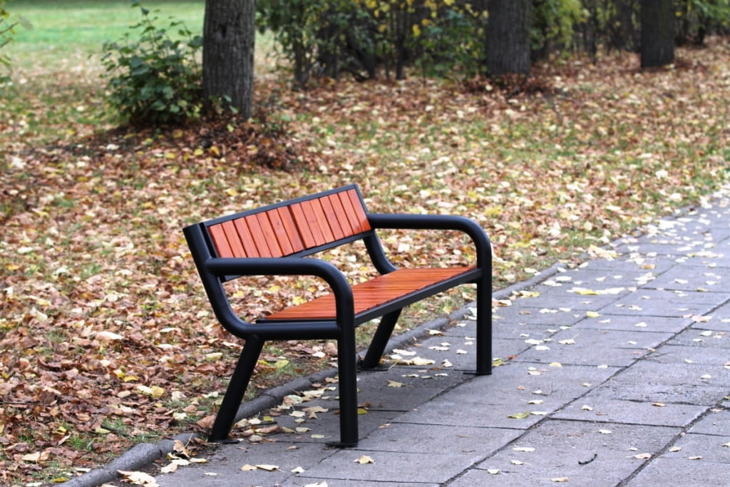 ławka parkowa drewniana w parku